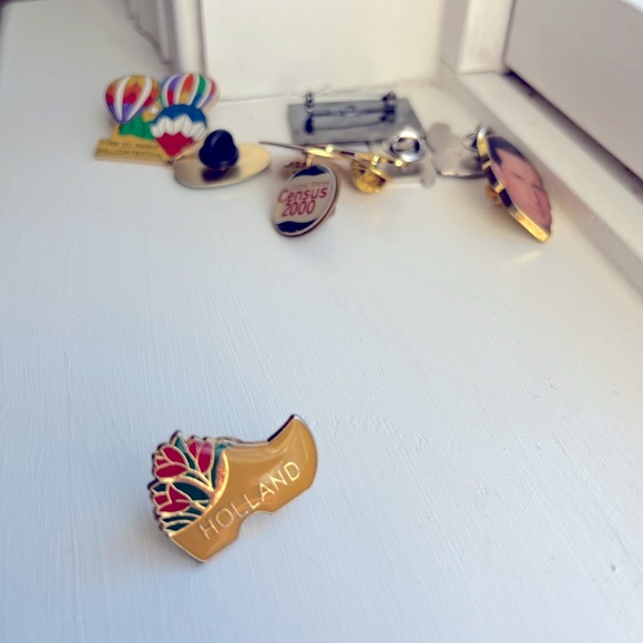 Holland Pin Shoe with Tulips - Picture 1 of 2